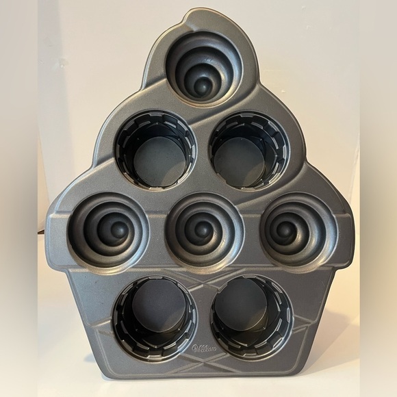 Wilton Cupcake Baking Pan Mold, 3D, 8 Cavity - Picture 1 of 8